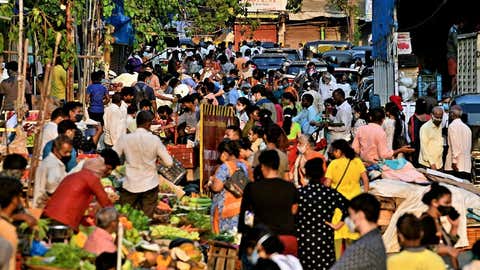 A huge crowd was witnessed at the Vile Parle market after a weekend lockdown and on the eve of new year festivities lined up. (Uma Kadam/TPO, BCCL, Mumbai)