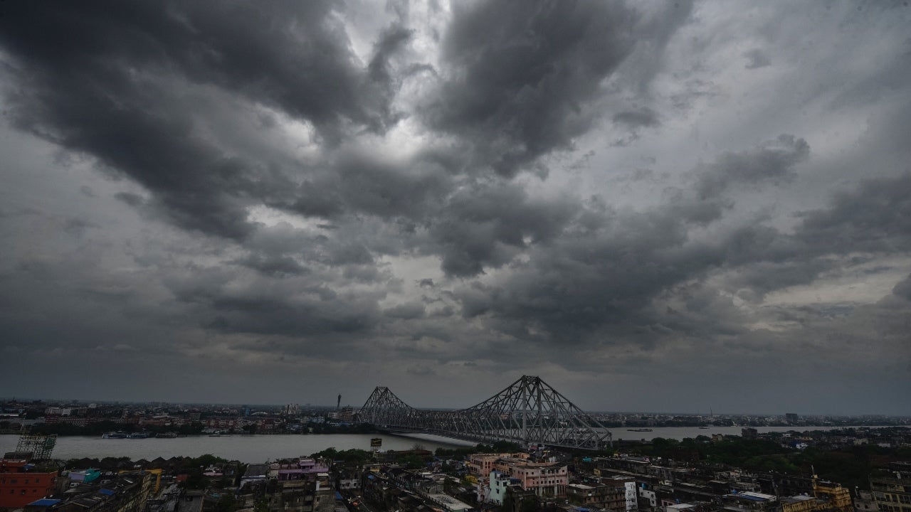 Monsoon Rains Pick Up in Kolkata and Other West Bengal Districts;  Widespread Rains, Thunderstorms Forecast Until June 26 | Weather.com