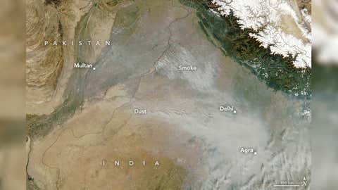 Influxes of dust from the Thar Desert to the west as seen on November 12, 2021. (Lauren Dauphin/NASA Earth Observatory)