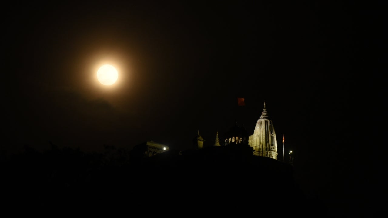 May Moon Magic Spectacular Photos Of Total Lunar Eclipse And Flower Moon From India And Around The World Photos The Weather Channel Articles From The Weather Channel Weather Com