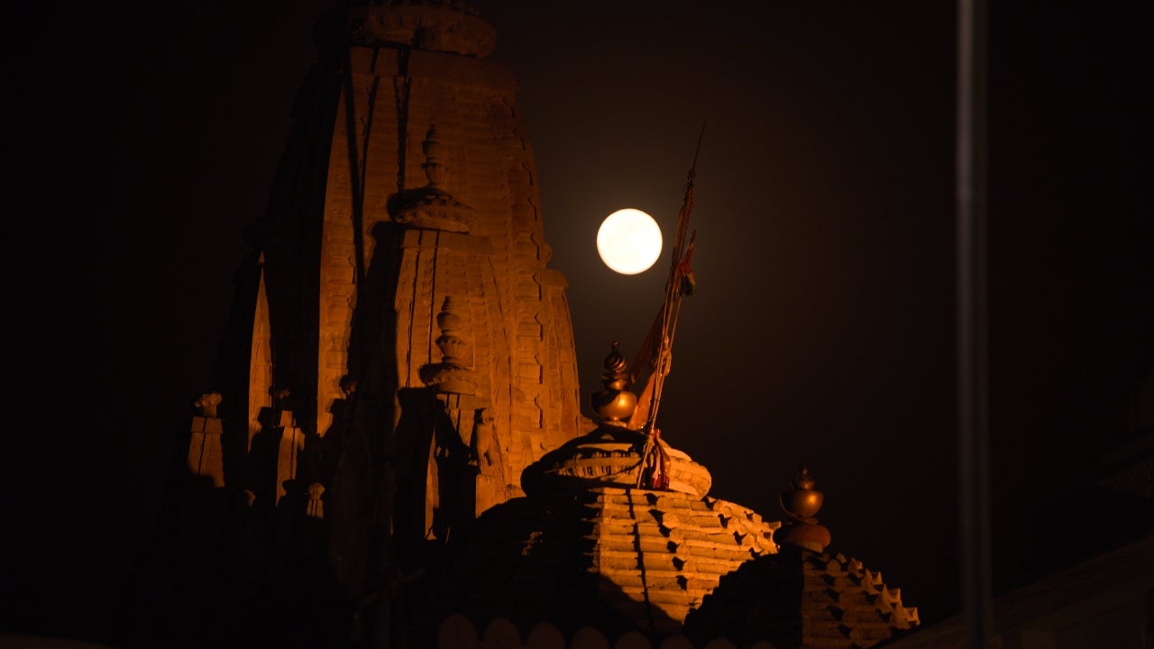 May Moon Magic Spectacular Photos Of Total Lunar Eclipse And Flower Moon From India And Around The World Photos The Weather Channel Articles From The Weather Channel Weather Com
