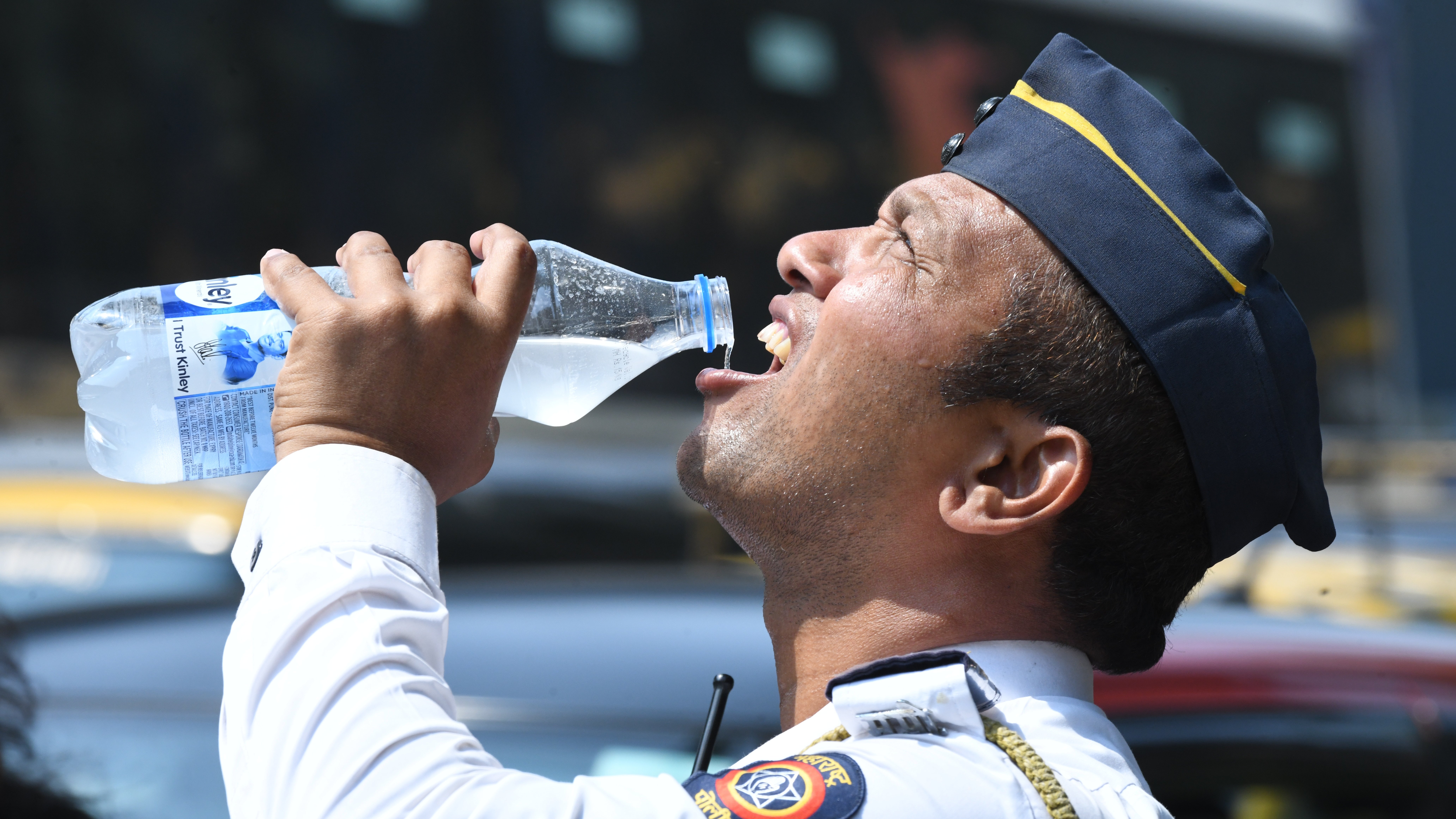 Mumbai policeman quenches his thirst (Sanjay Hadkar/BCCL Mumbai)