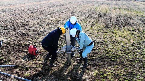Virginia Tech e investigadores japoneses extraen sedimentos centrales de la llanura costera de Kojokuri en Japón. (Tina Dora)
