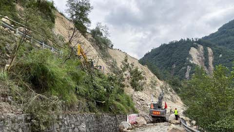 Rescuers transfer earthquake-affected people in China (Xinhua/Shen Bohan/IANS)