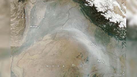 River of smoke streaming towards Delhi on November 11, 2021. (Lauren Dauphin/NASA Earth Observatory)