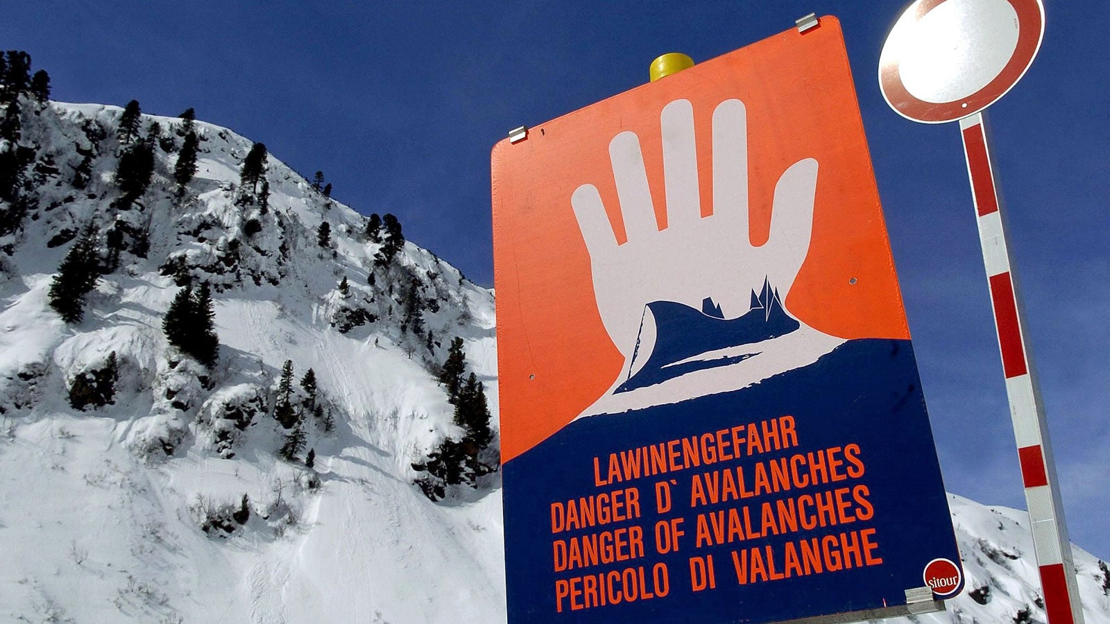 Ein Lawinenwarnschild am Arlberg in St. Christoph (&Ouml;sterreich), aufgenommen am 14.03.2005. Fast 2000 Menschen sind in den vergangenen 80 Jahren in den Schweizer Alpen und im Jura durch Lawinen ums Leben gekommen. Foto: EPA/BARBARA GINDL (zu dpa &laquo;Fast 2000 Lawinentote in Schweizer Alpen seit 1936 - Tendenz sinkend&raquo; vom 01.11.2016) +++(c) dpa - Bildfunk+++ 