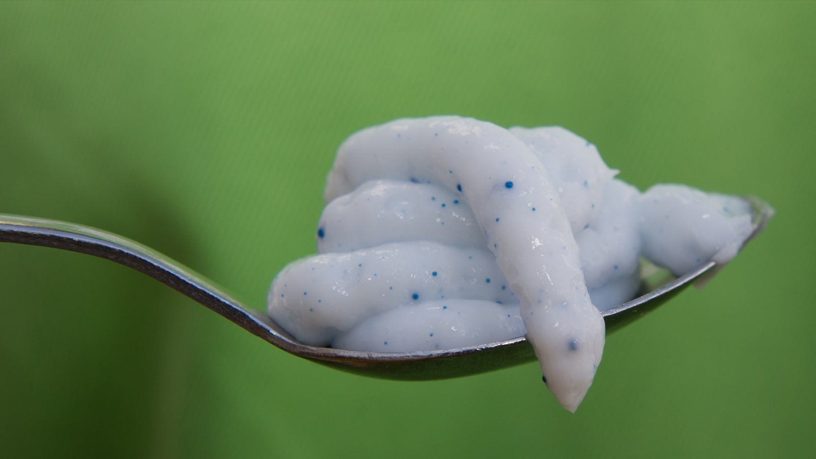 ARCHIV - Eine Frau zeigt am 27.06.2016 vor dem Ozeaneum Stralsund (Mecklenburg-Vorpommern) auf der Infoausstellung zu Plastikm&uuml;ll in den Meeren einen Teel&ouml;ffel mit einer Kosmetik, die Mikroplastik (blaue Perlen) enth&auml;lt. (zu dpa &laquo;Mikroplastik im Abwasser&raquo; vom 26.11.2017) Foto: Stefan Sauer/dpa-Zentralbild/dpa +++(c) dpa - Bildfunk+++