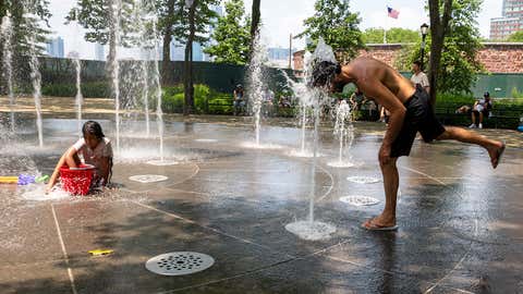 La gente trata de mantenerse fresco en Manhattan el 23 de junio de 2025 en la ciudad de Nueva York. Las temperaturas en Nueva York alcanzaron los 90 altos con un índice de calor de más de 100 grados a medida que la primera ola de calor del año se mueve a través de partes del Medio Oeste y la costa este.
