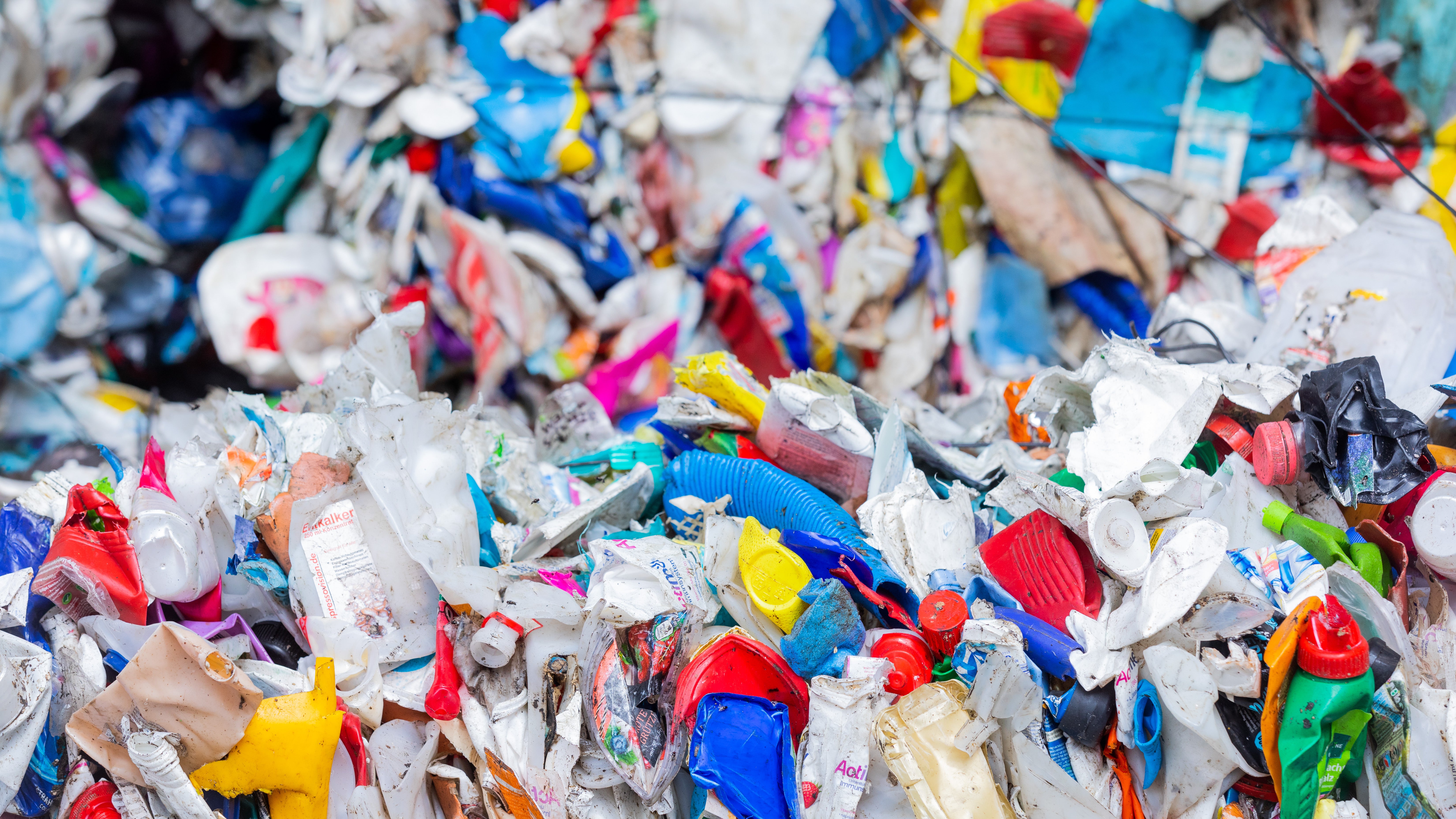 Sortierte Verpackungsabf&auml;lle stehen gepresst neben einer Halle, nachdem sie in der Sortieranlage eines Entsorgungsunternehmens getrennt worden sind. Weltweit wird mehr und mehr Plastik produziert &middot; und nur ein kleiner Teil davon recycelt. (Rolf Vennenbernd/dpa)