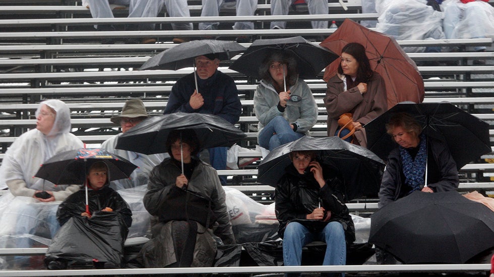 PASADENA , CA - JANUARY 02:  Parade goers endure the rain for a look at the  117th Tournament of Roses Parade on January 2, 2006 in Pasadena, California.  (Photo by Matthew Simmons/Getty Images)