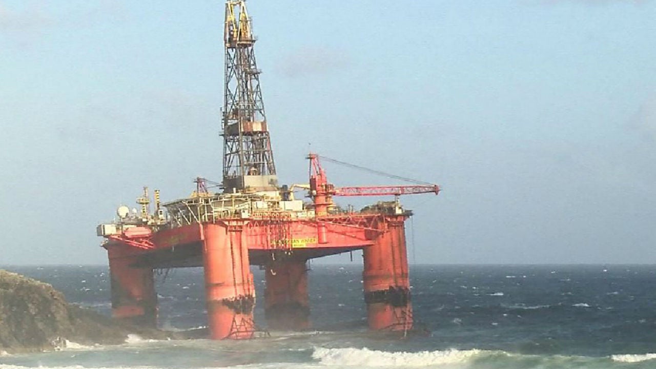 Oil Rig Runs Ashore on Scottish Coast After High Winds Separate It From ...