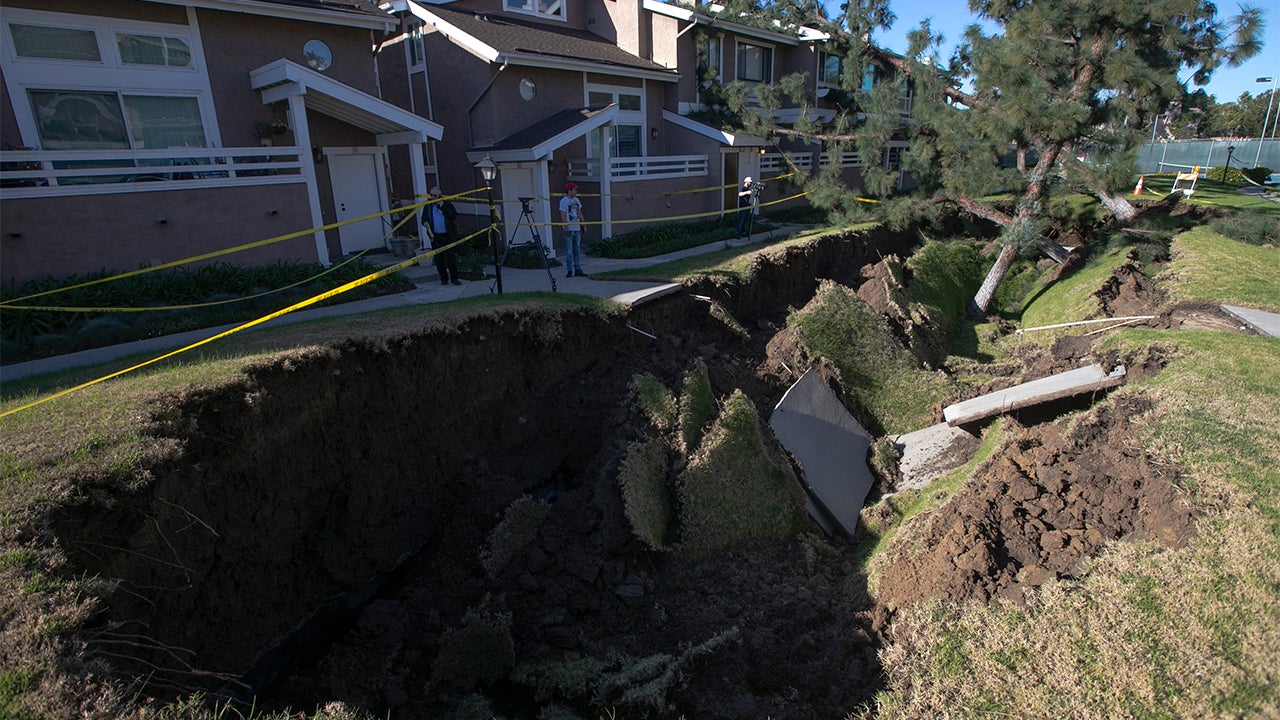 Southern California Sinkhole Opens Up Between Condo Complexes The