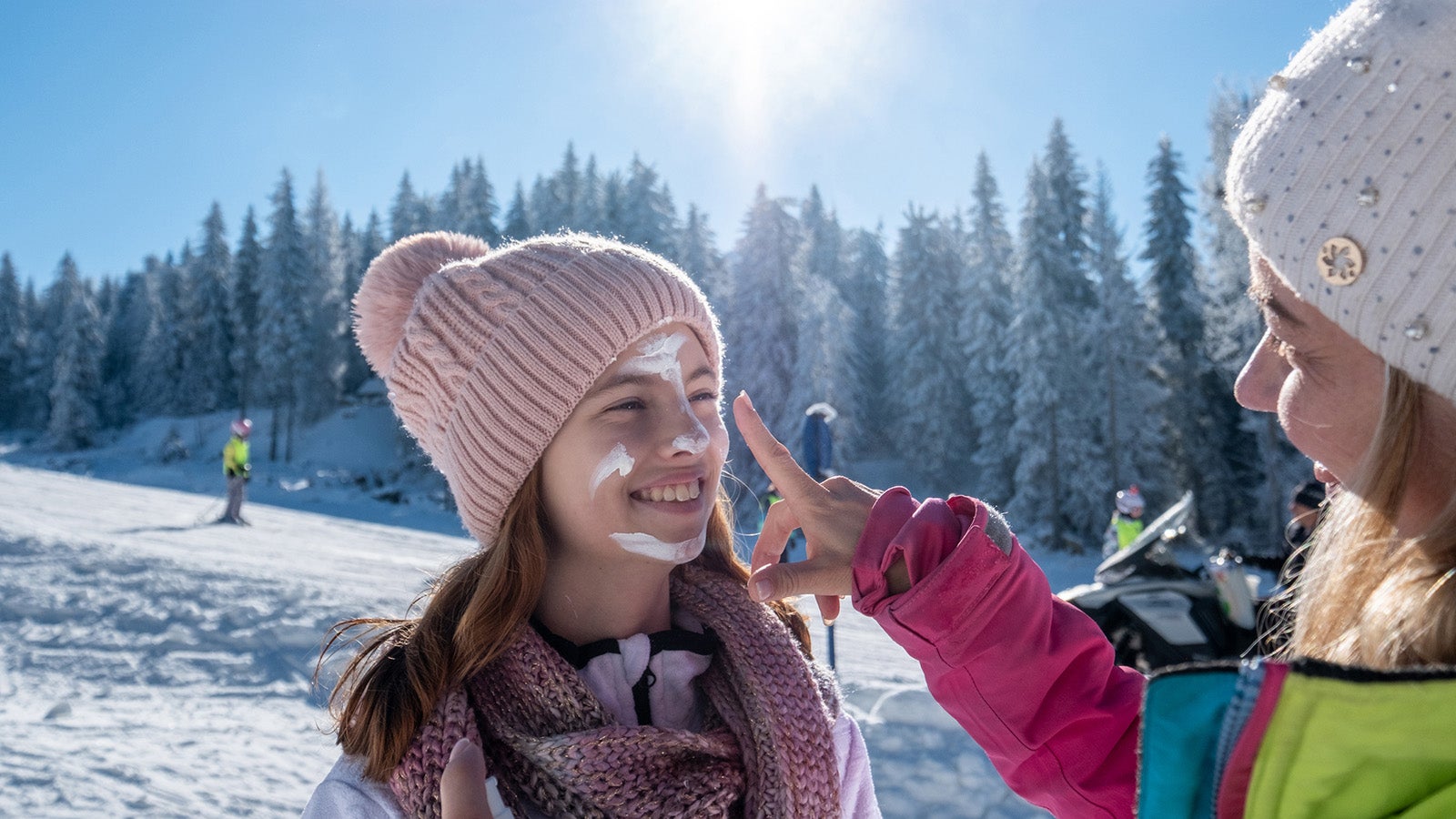 Beim Skifahren besonders wichtig: Eincremen mit hohem Lichtschutzfaktor.