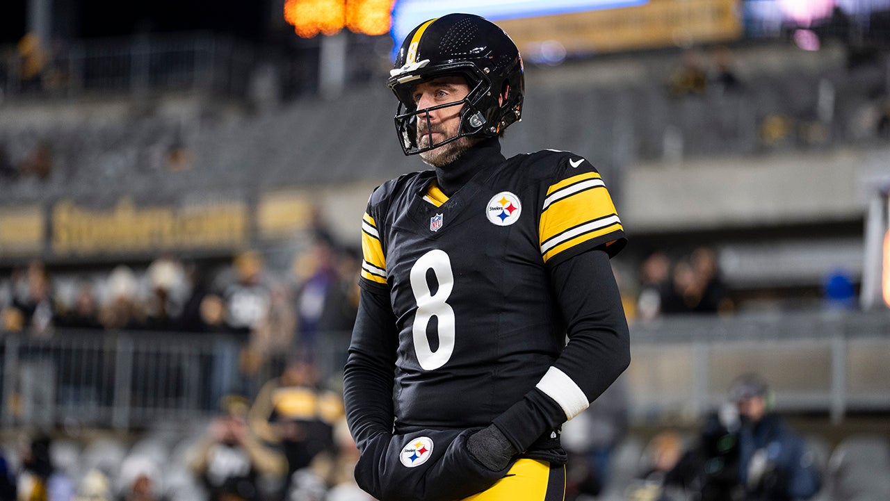 PITTSBURGH, PENNSYLVANIA - JANUARY 4: Aaron Rodgers #8 of the Pittsburgh Steelers looks on prior to an NFL football game against the Baltimore Ravens at Acrisure Stadium on January 04, 2026 in Pittsburgh, Pennsylvania. (Photo by Michael Owens/Getty Images)