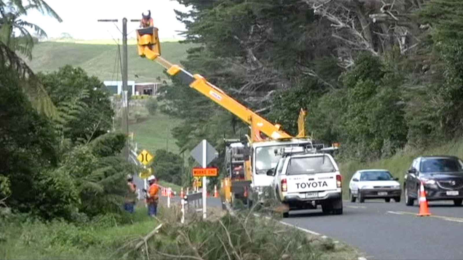 21.02.2018, Neuseeland, Taranaki:&nbsp;Dieses Videostandbild von TV&nbsp;Neuseeland zeigt Arbeiter bei der Instandsetzung von Stromleitungen, die durch einen Zyklon stark besch&auml;digt wurden. Rund 6000 Menschen sind nach Zyklon &laquo;Gita&raquo; auf der S&uuml;dinsel Neuseelands von der Au&szlig;enwelt abgeschnitten. (zu dpa &laquo;6000 Menschen auf Neuseeland nach Zyklon &laquo;Gita&raquo; abgeschnitten&raquo; vom 21.02.2018) Foto: Uncredited/TVNZ/dpa +++ dpa-Bildfunk +++