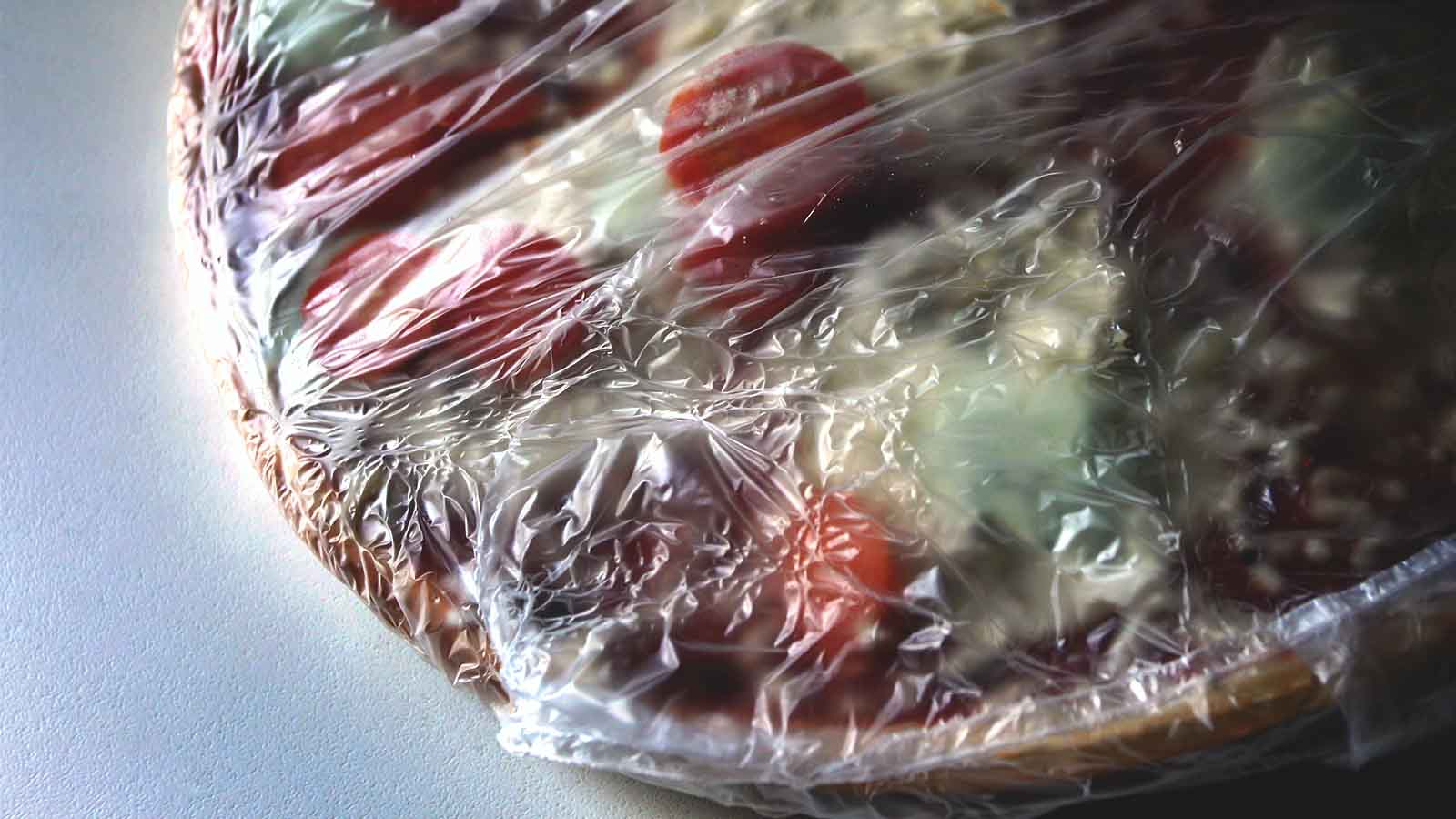 ARCHIV - ILLUSTRATION - Eine in Plastikfolie gepackte tiefgek&uuml;hlte Fertigpizza, aufgenommen am 18.05.2014 in Kaufbeuren (Bayern). (zu dpa &laquo;Fertigprodukte sollen weniger Salz, Zucker und Fett enthalten&raquo; vom 29.05.2017) Foto: Karl-Josef Hildenbrand/dpa +++(c) dpa - Bildfunk+++ 