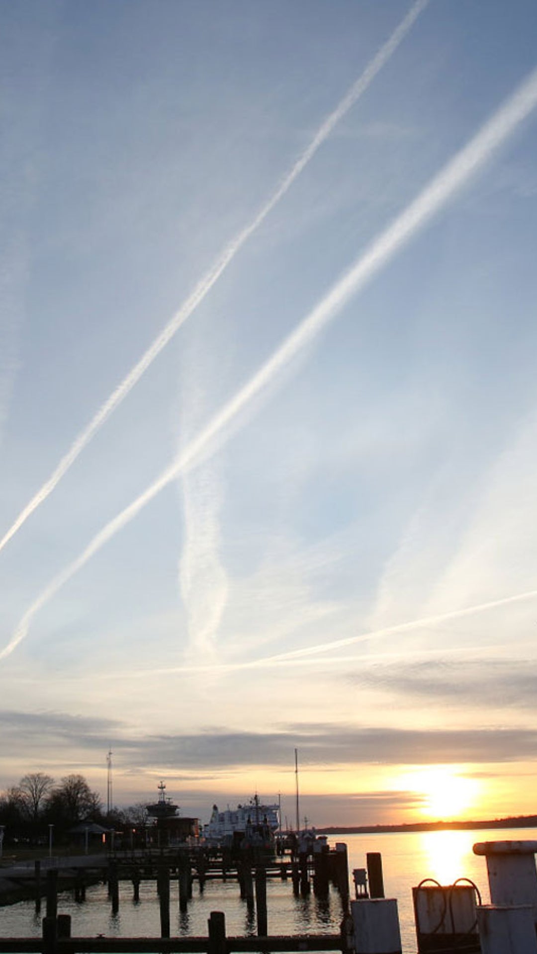 Kondensstreifen So Entstehen Die Kunstlichen Wolken Wetterlexikon Artikel Von The Weather Channel Weather Com