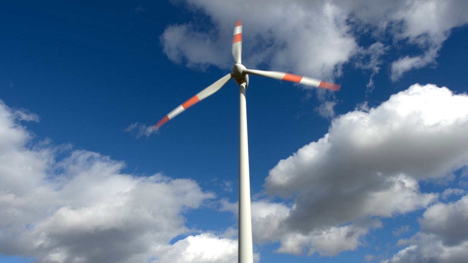  Ein Windrad dreht sich am 02.03.2015 bei Nieder-Gem&uuml;nden (Vogelsbergkreis, Hessen) vor wei&szlig;-blauem Himmel. Foto: Arne Dedert/dpa