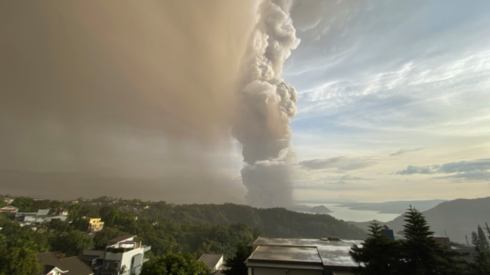 Volcanic Eruption In Philippines Forces Tens Of Thousands To Flee The Weather Channel Articles From The Weather Channel Weather Com