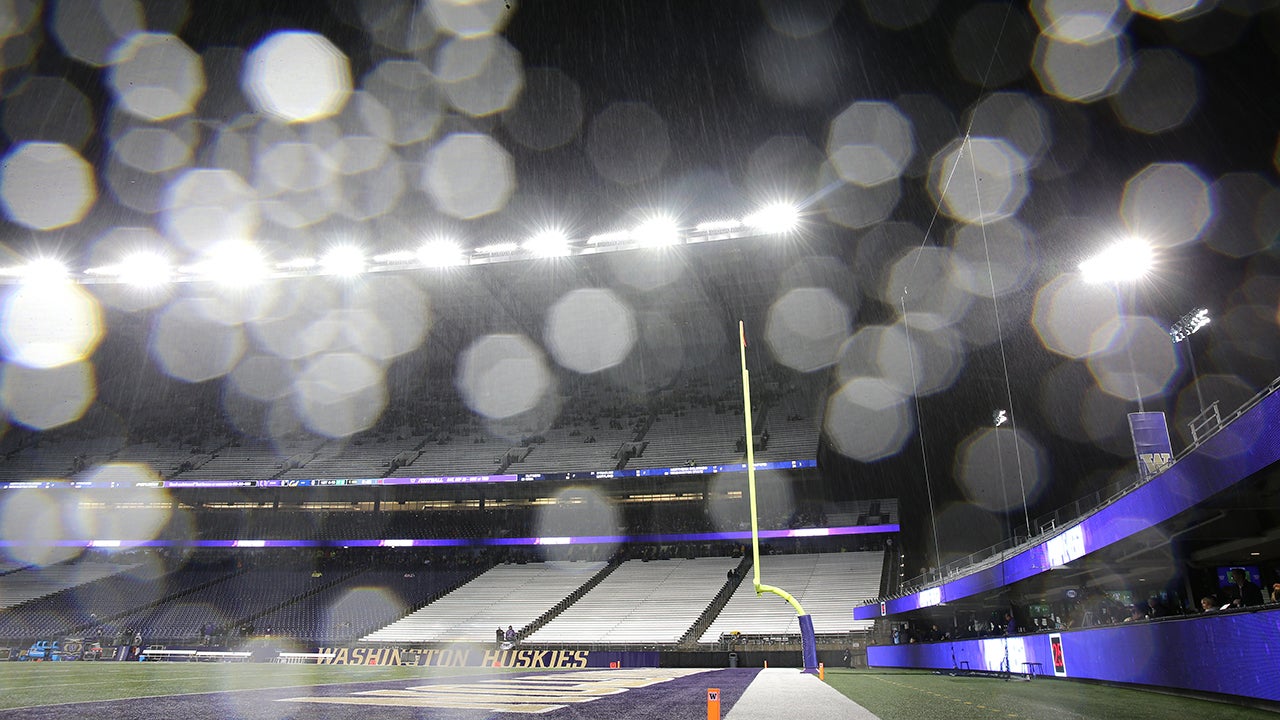 SEATTLE, WASHINGTON - SEPTEMBER 07: Rain pours during a weather delay in a game between the Washington Huskies and California Golden Bears at Husky Stadium on September 07, 2019 in Seattle, Washington. (Photo by Abbie Parr/Getty Images)
