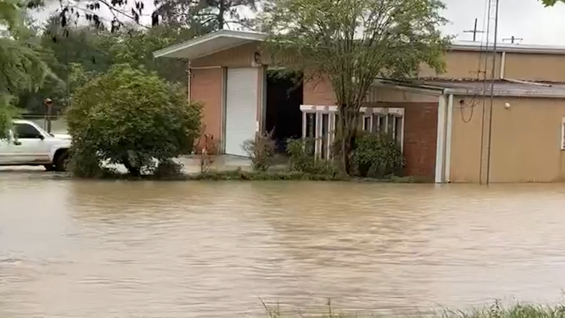 Flash floods swamp Mississippi city and more rain is coming