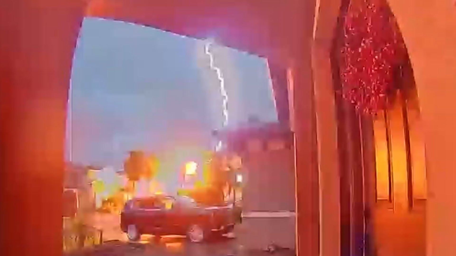 Lightning strikes dangerously close to Tampa homes