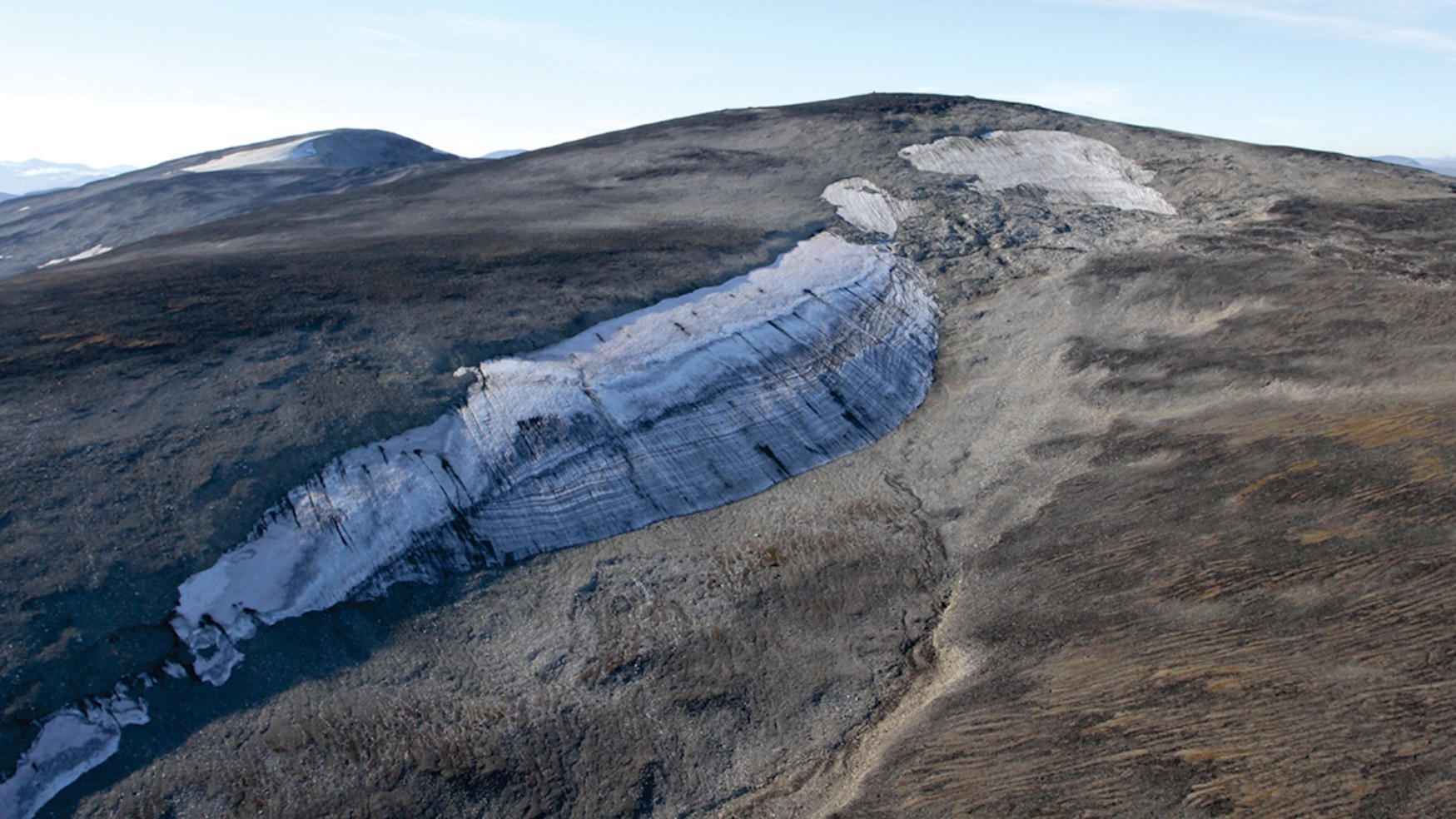 Photo of Storgrovbrean, taken from the north. Glacier to the left, ice patch to the right. 