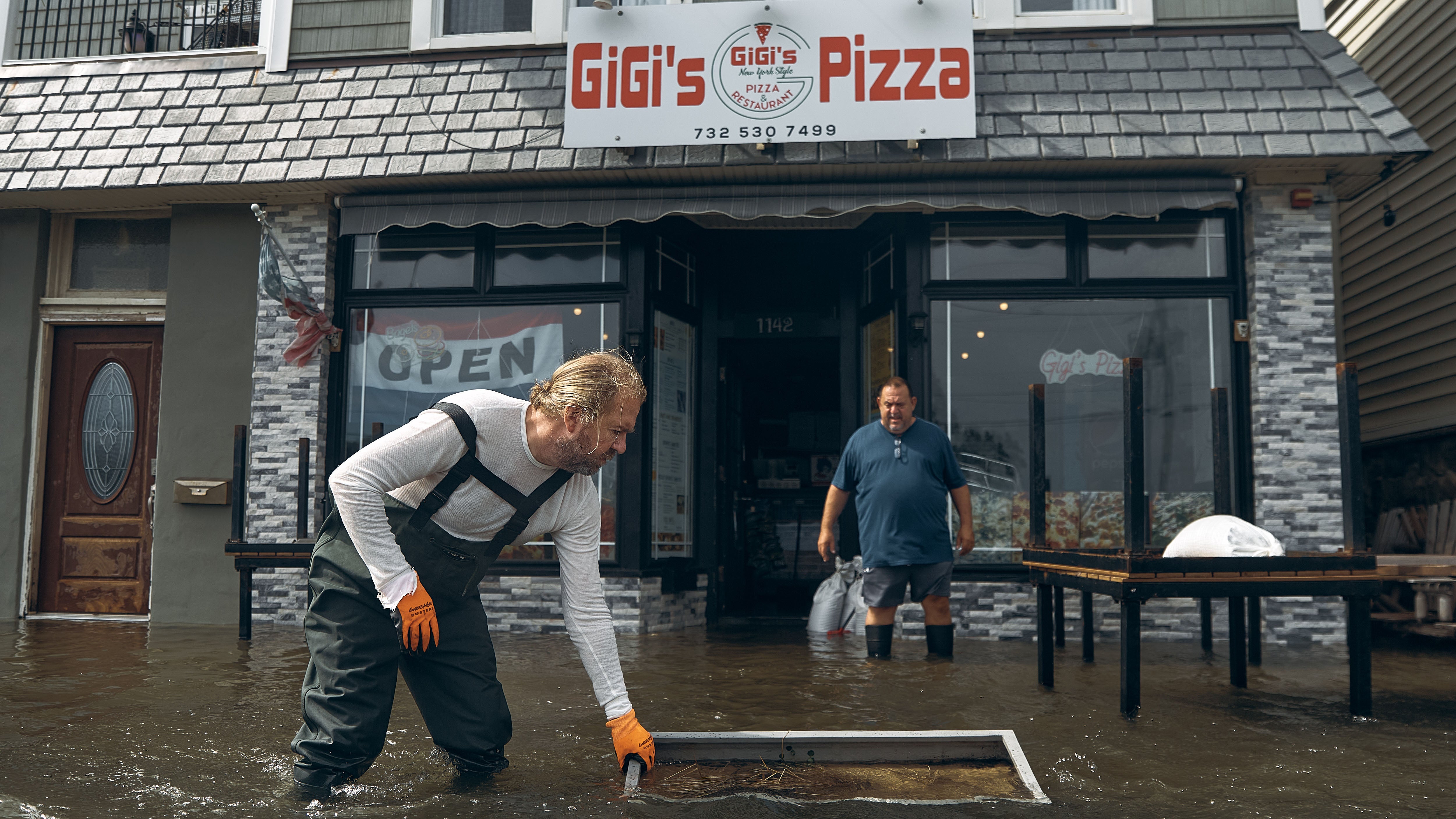 Deadly nor'easter lingers; tens of thousands without power