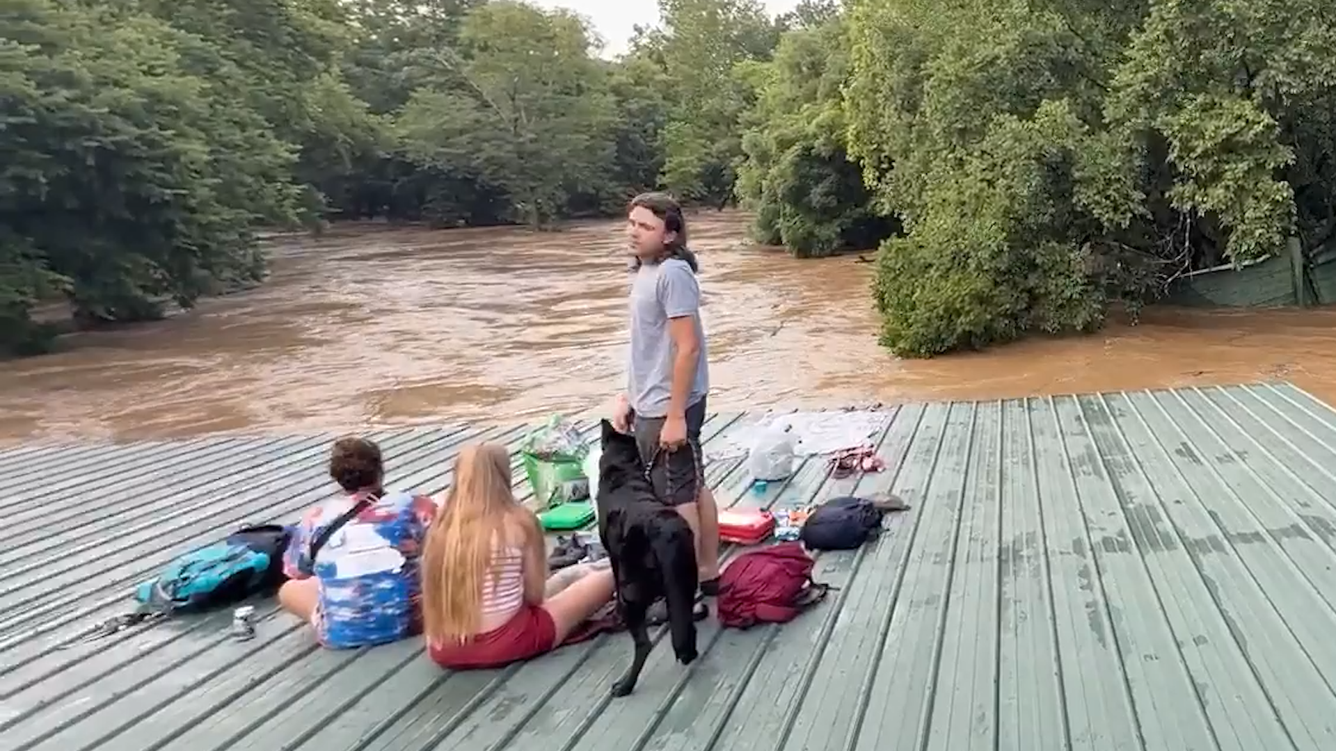 Missouri campers scream as flood sweeps building away