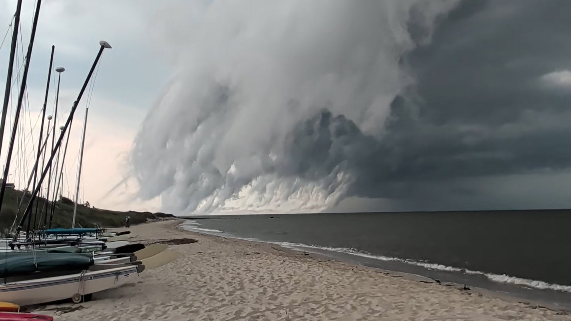 Ominous shelf cloud rolls in over New Jersey shore