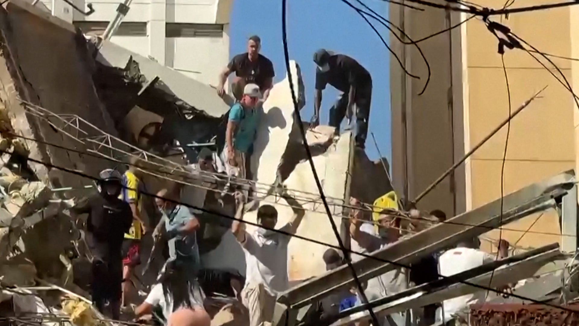 Earthquake collapses buildings, traps people in Colombia