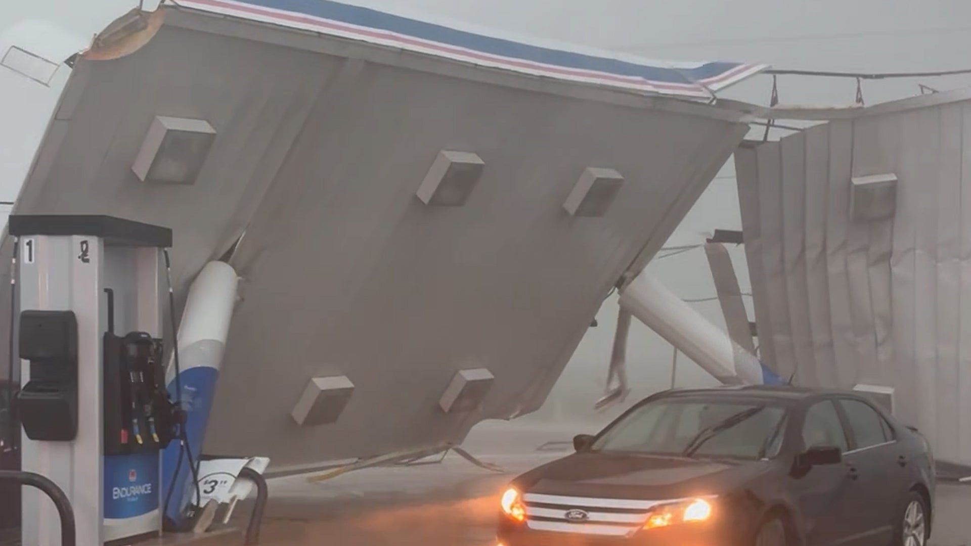 High winds topple gas station canopy in Ohio