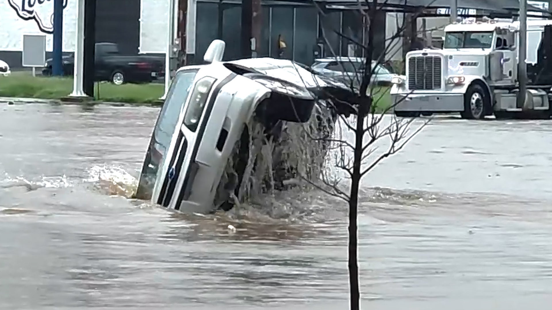 Tow truck driver&rsquo;s questionable choices backfire amid Texas flooding