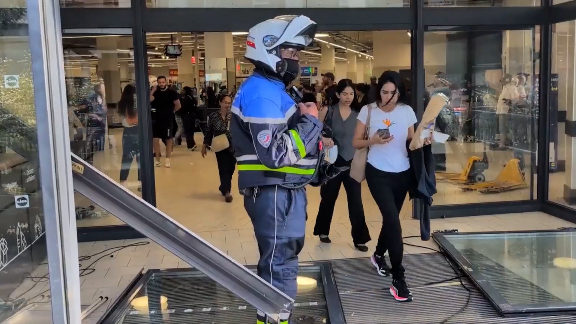 Crowd smashes through doors for AC units amid heat wave