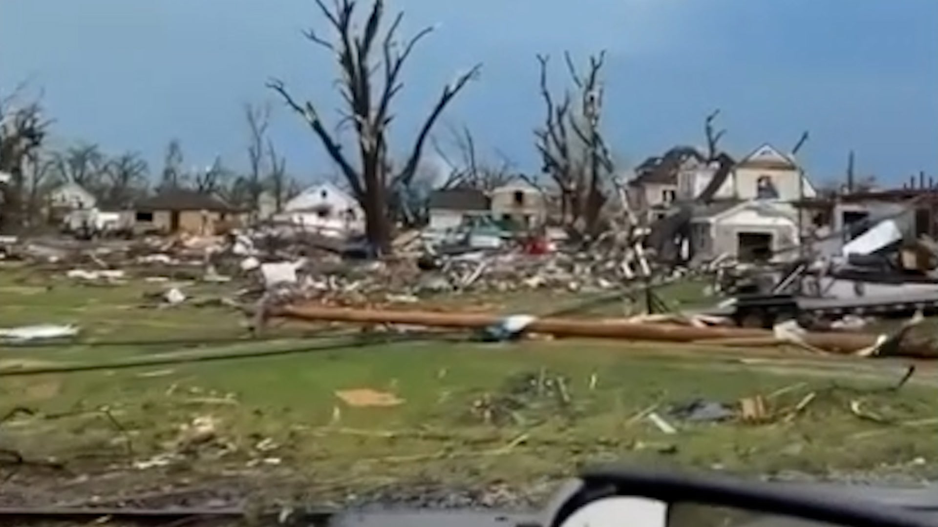 Tornado rips apart Wisconsin town, leaving homes in ruins