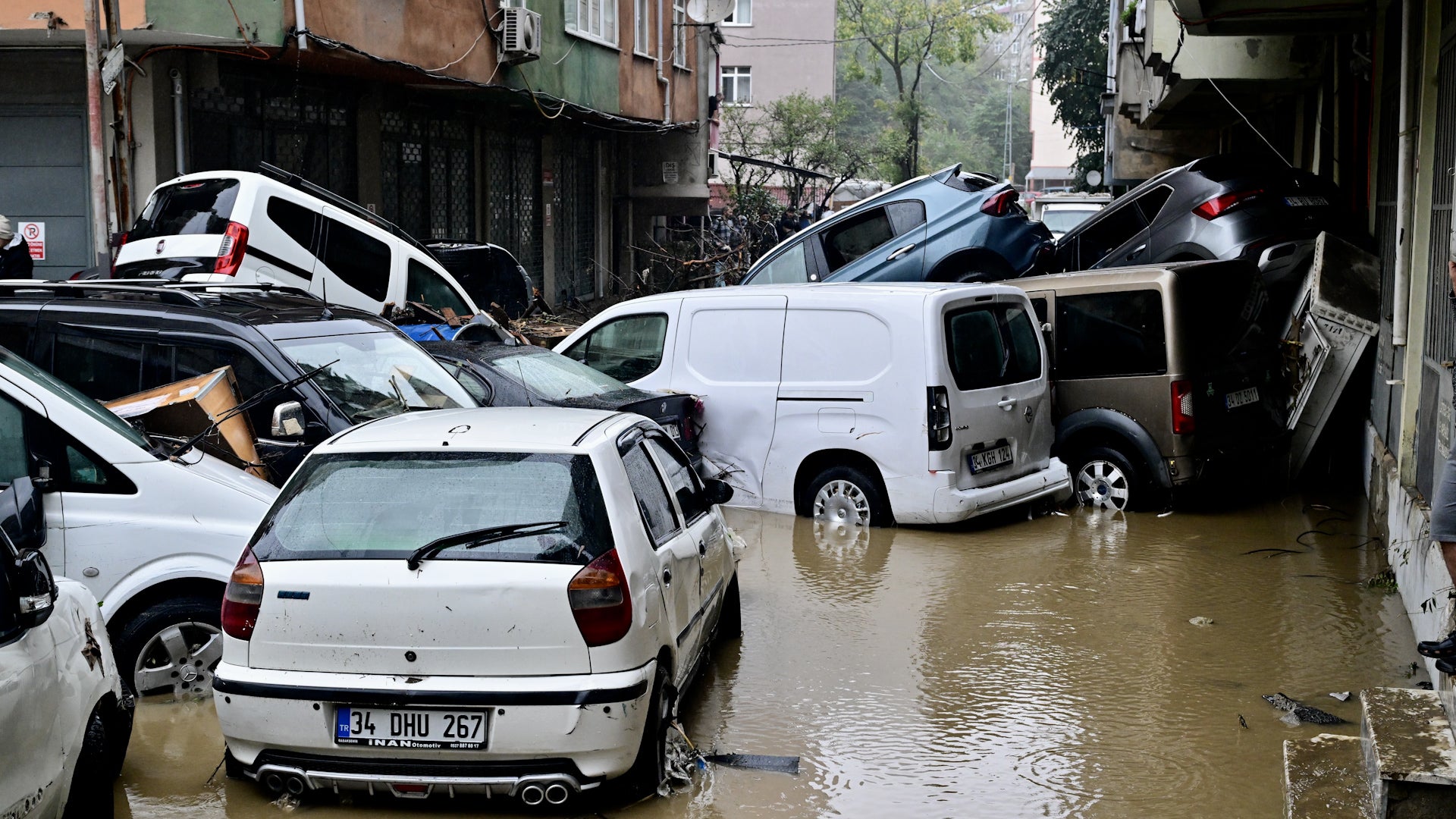 Deadly chaos as floods sweep away cars, trap dozens in Istanbul