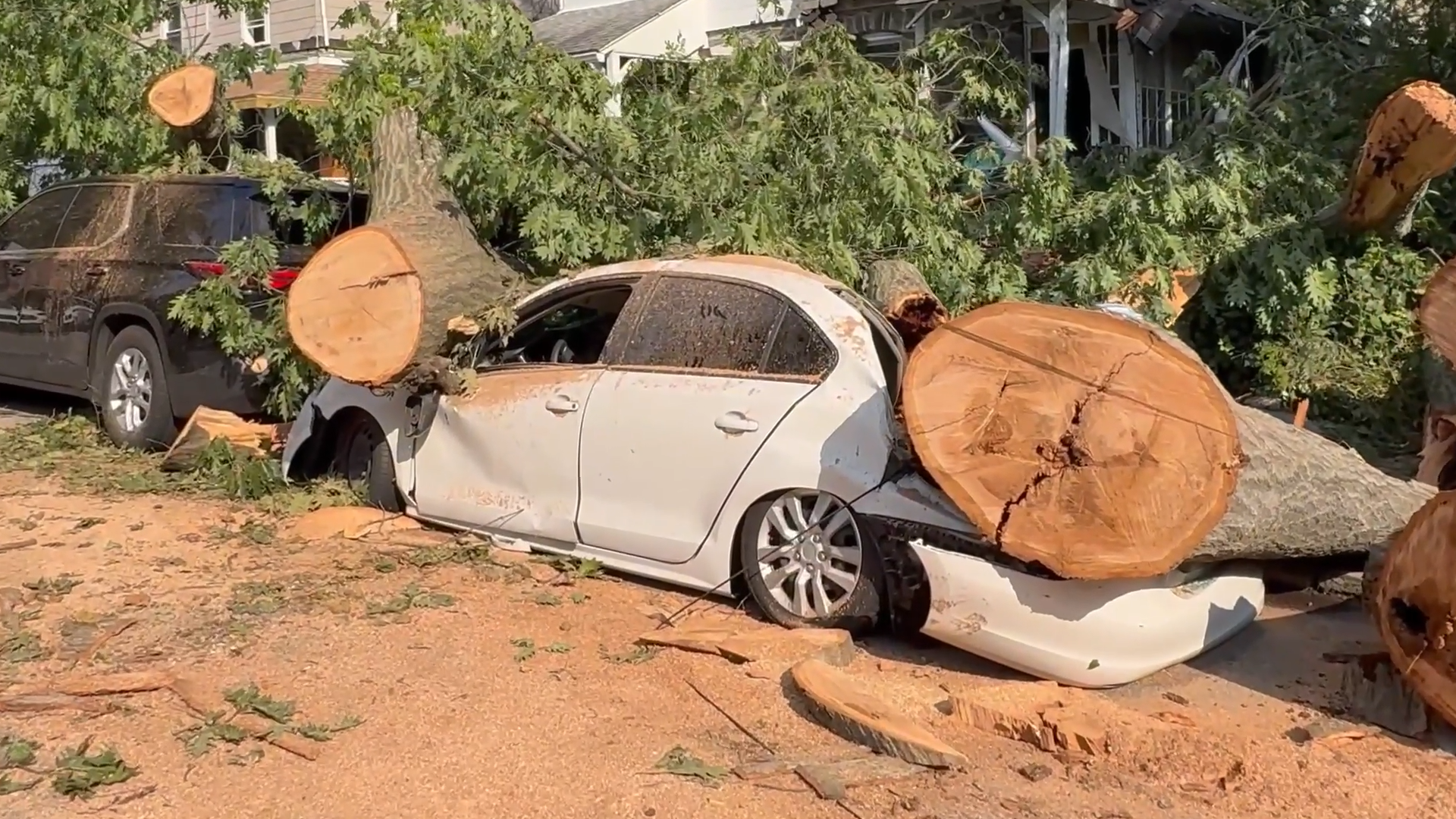 Microbursts slam Philadelphia, mayor declares emergency