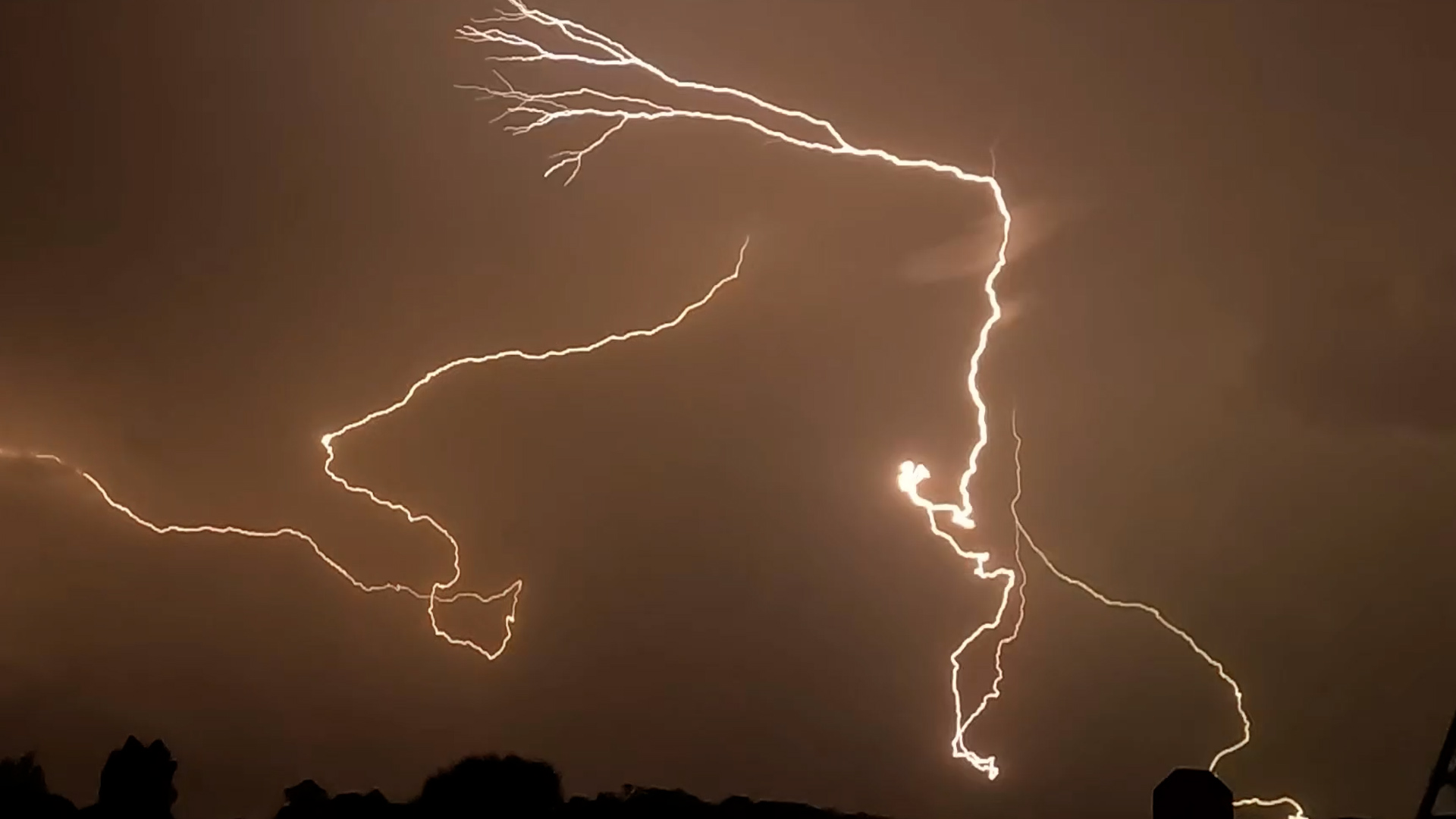 Lightning spiders across Virginia sky in stunning footage