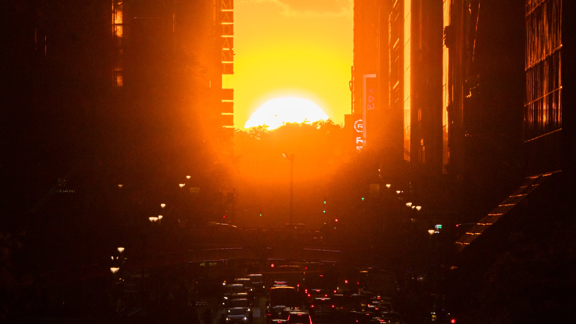 Perfect Weather Brings Manhattanhenge Magic To New York