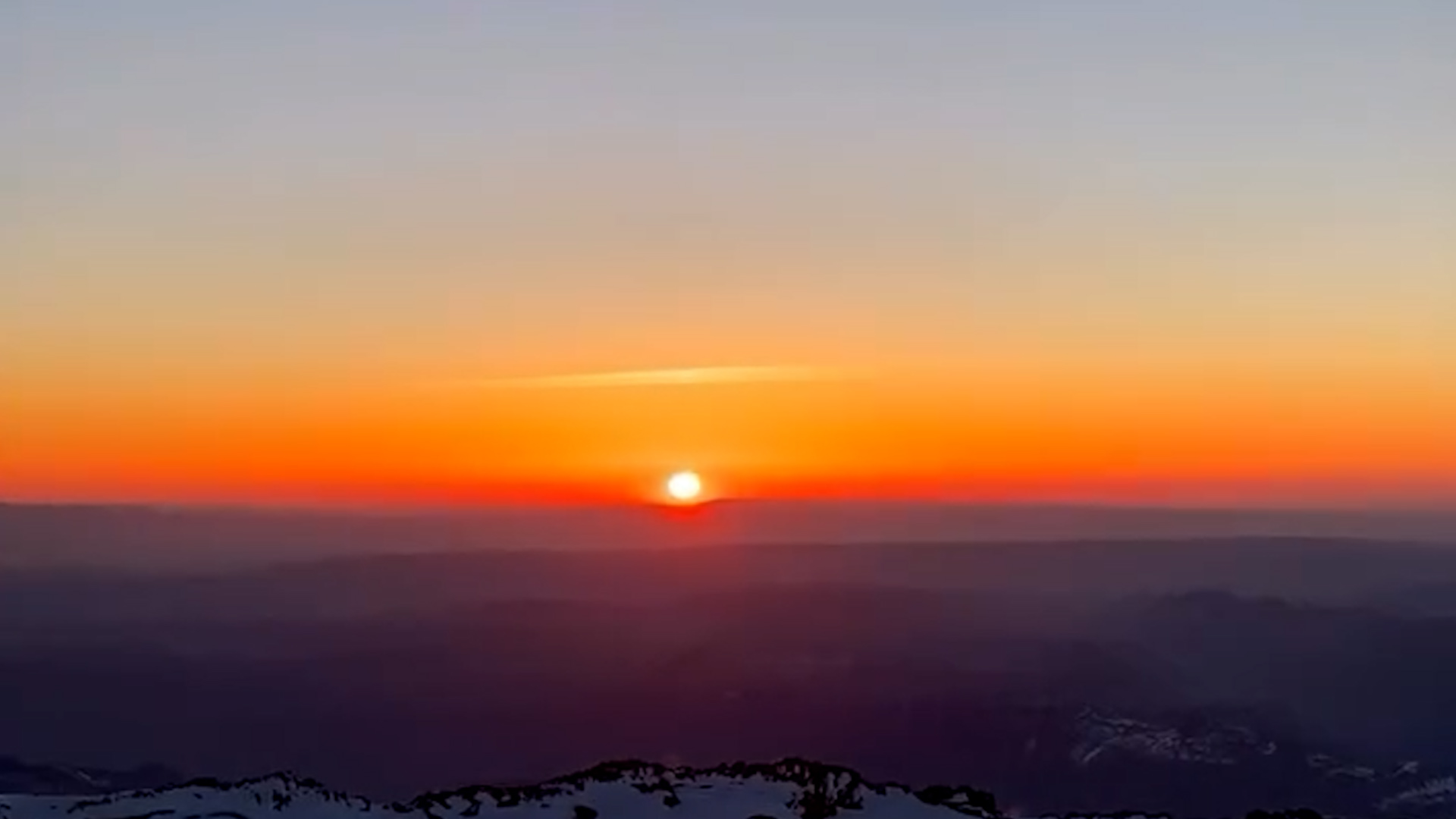 Sunrise Over Mount Rainier Summit Is Pure Magic