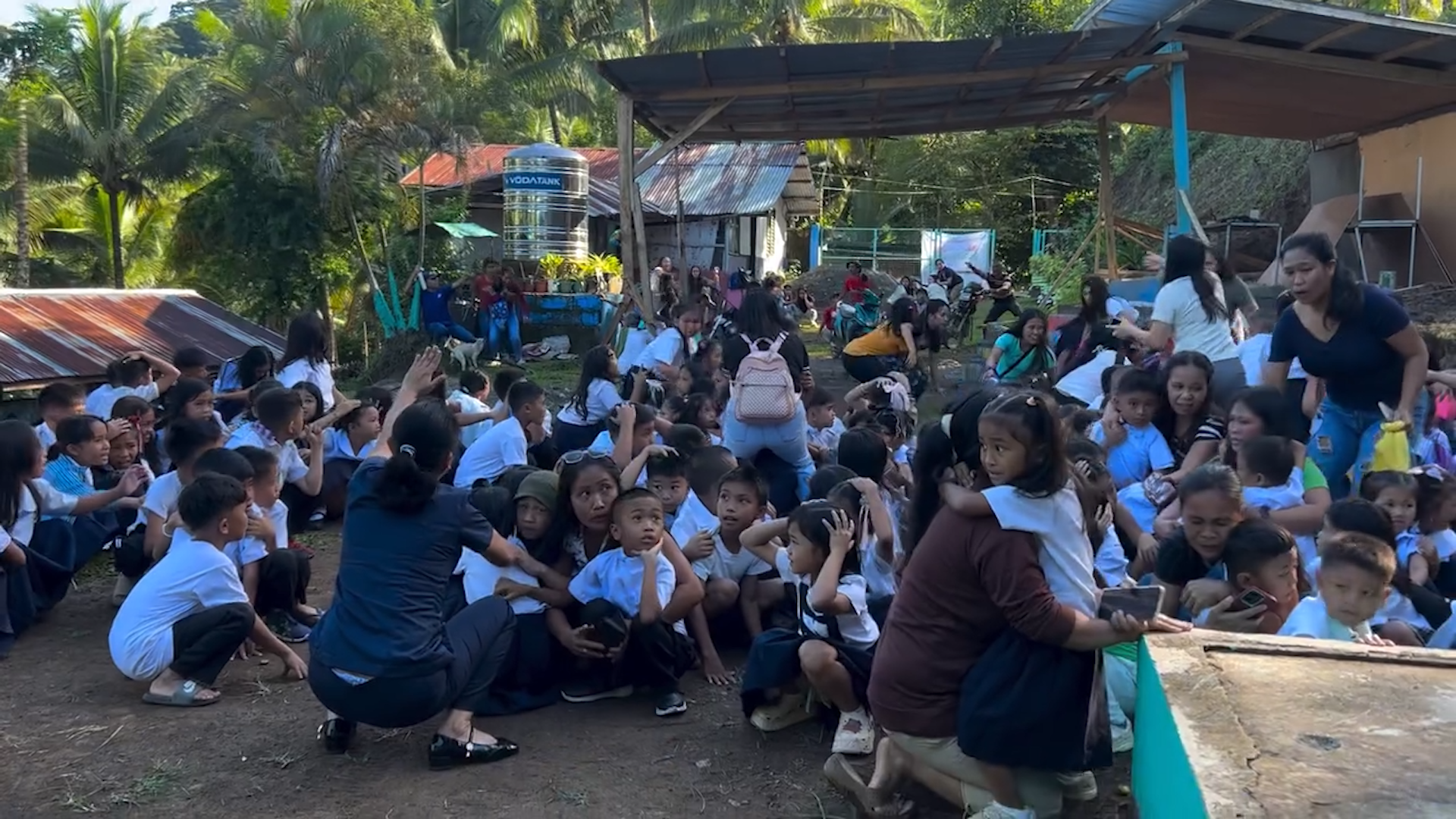 Kids, Teachers Cling To Each Other During Philippines Quake