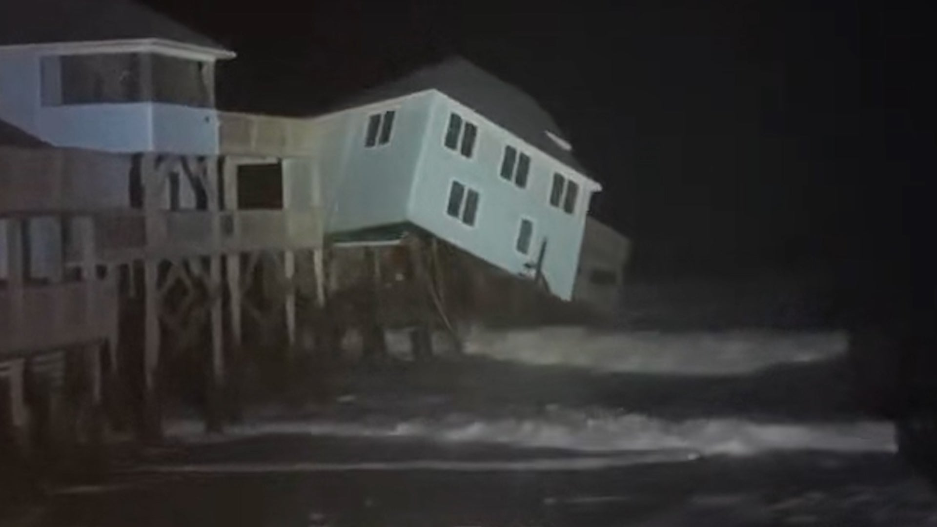 The moment a $550k Outer Banks home falls into the ocean
