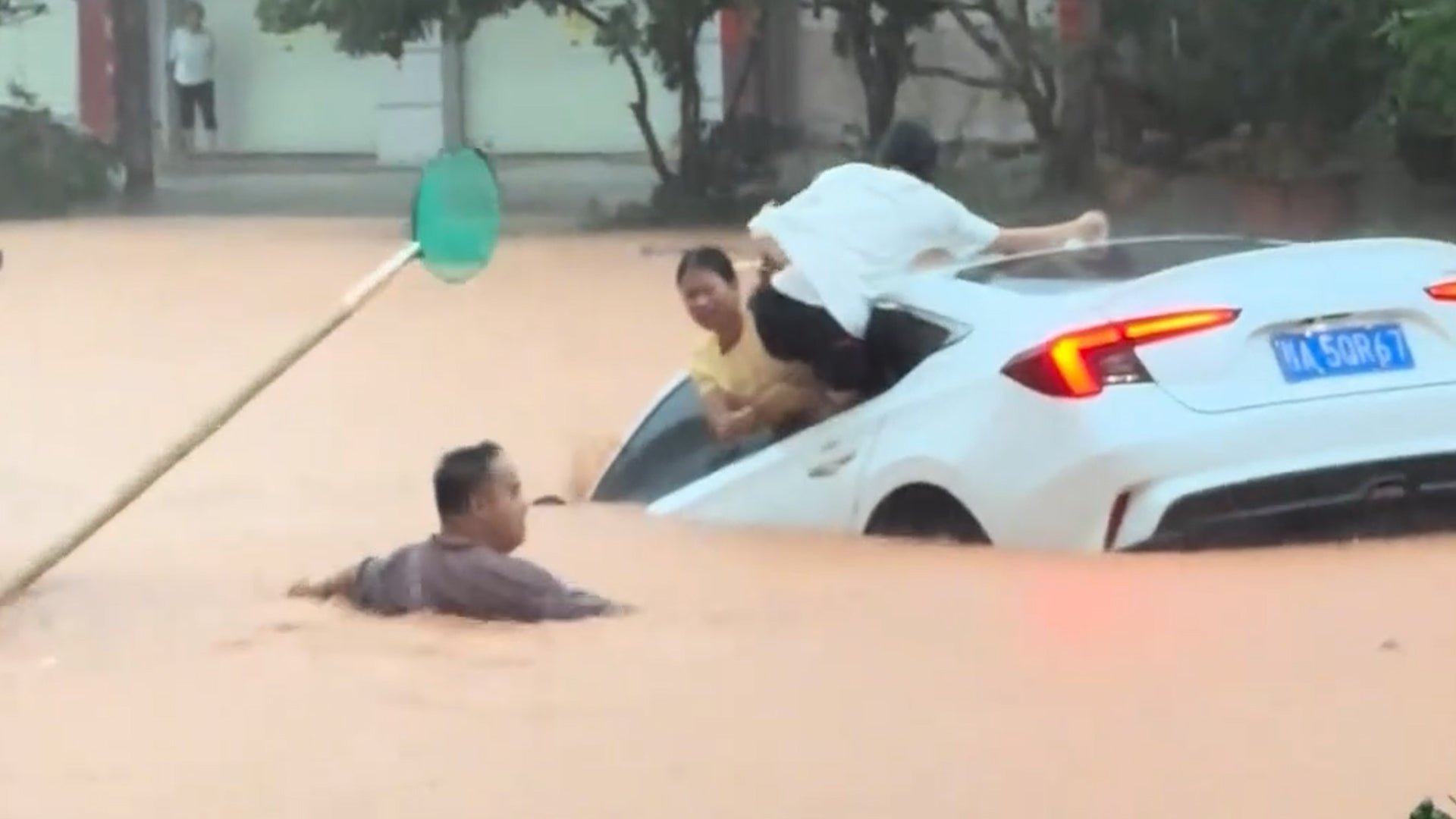 Watch: Bystanders rescue people from car being swept away