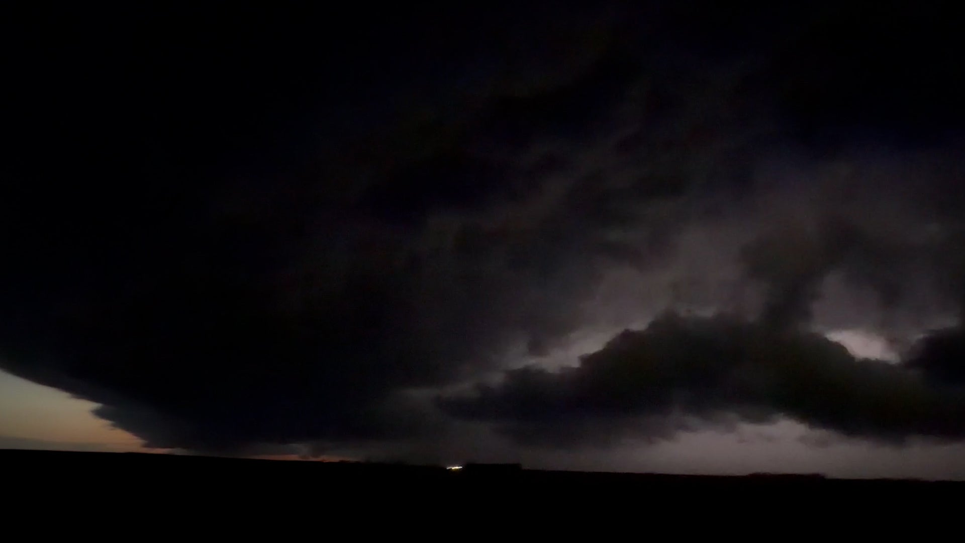 Ominous UFO shaped supercell thunderstorm rolls through Minnesota