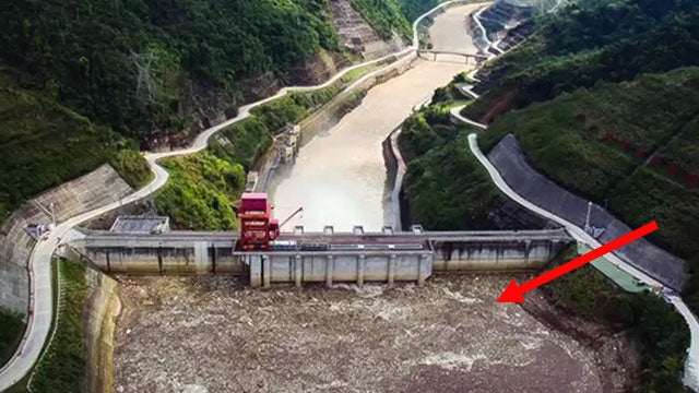 China Dam Surrounded By Pollution