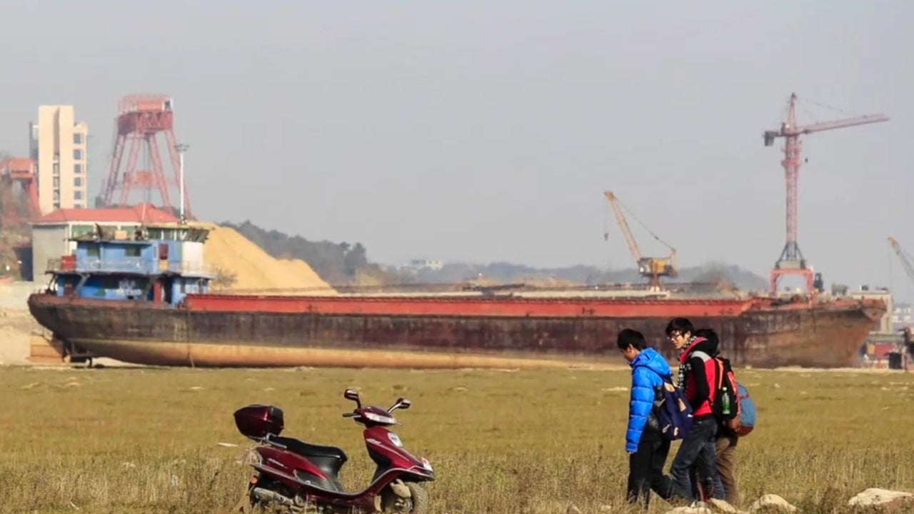 China’s Largest Freshwater Lake Dries Up