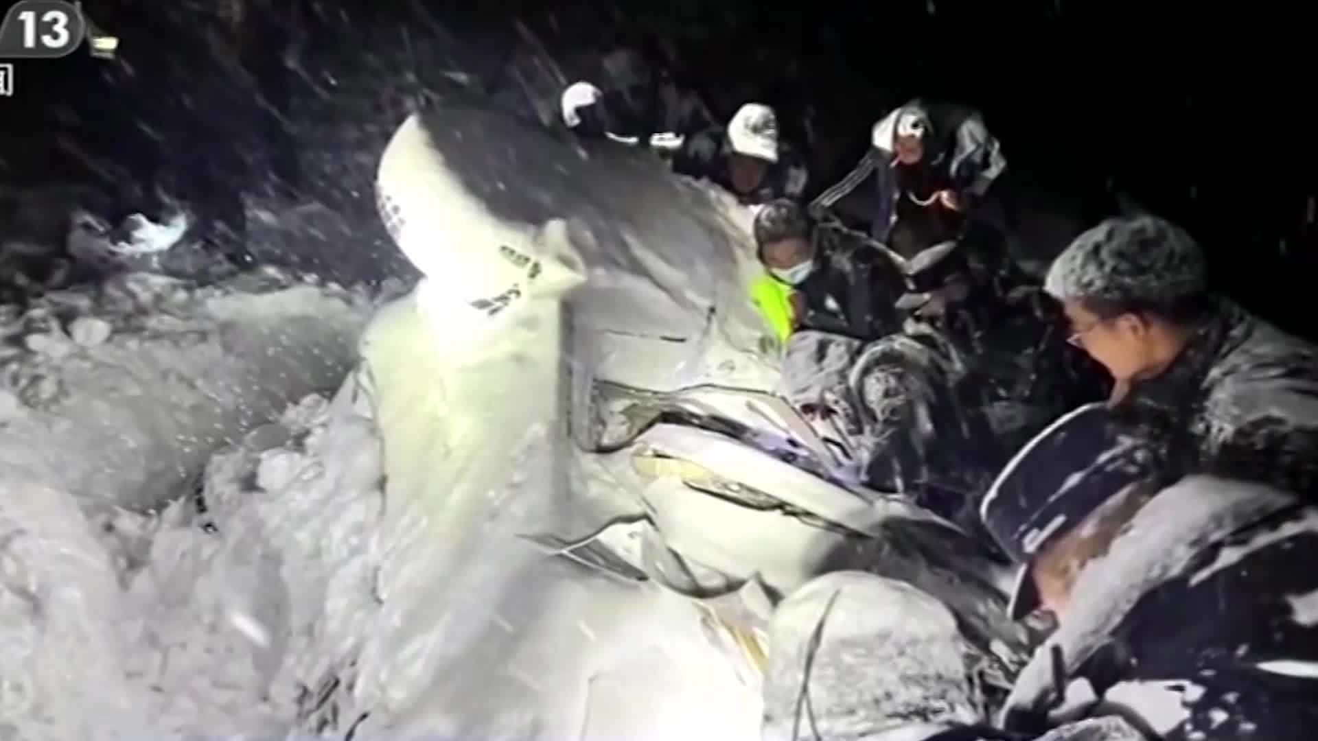 Deadly Avalanche Buries Long Line Of Cars in Tibet