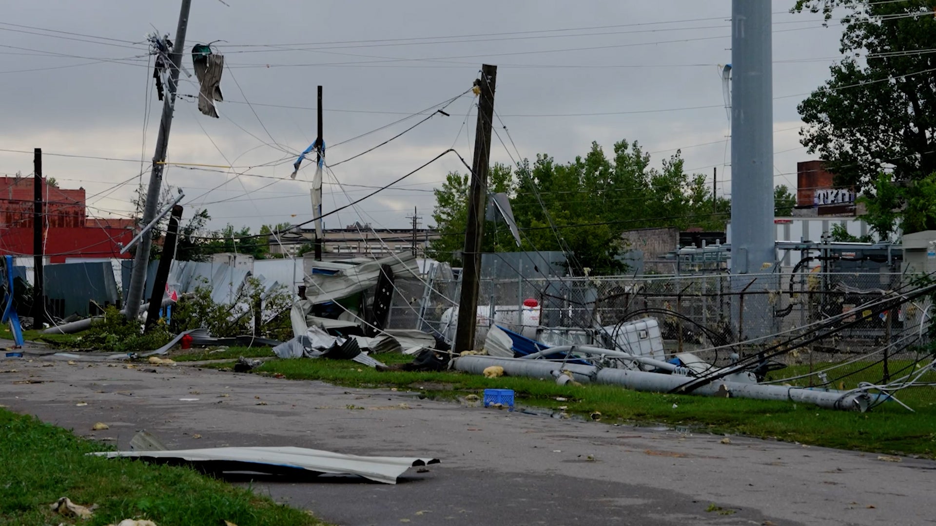 Tornado hits metro Detroit, leaving thousands without power