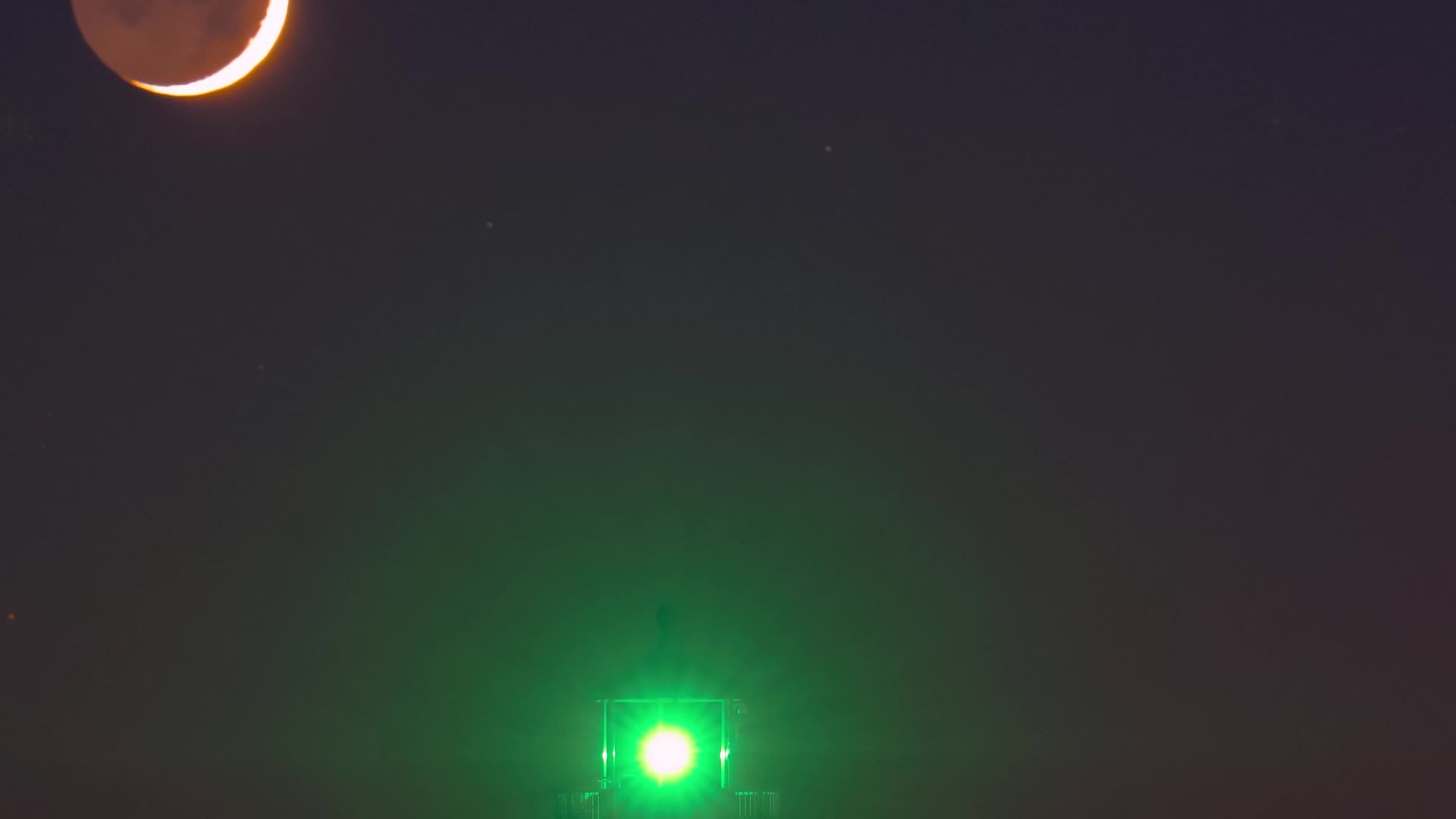 &lsquo;Earthshine&rsquo; Makes Crescent Moon Glow In This Time-Lapse