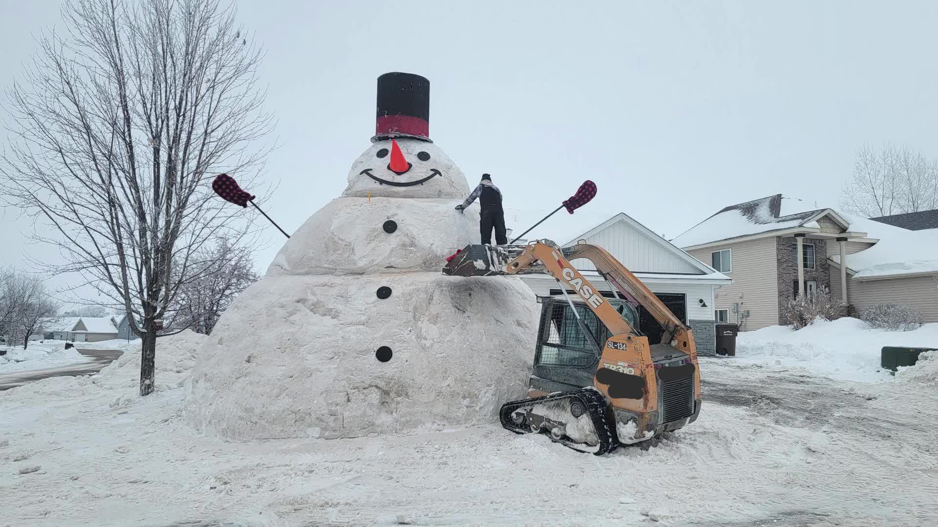 Giant &lsquo;Frosty&rsquo; Snowman Is Local Celebrity In Minnesota